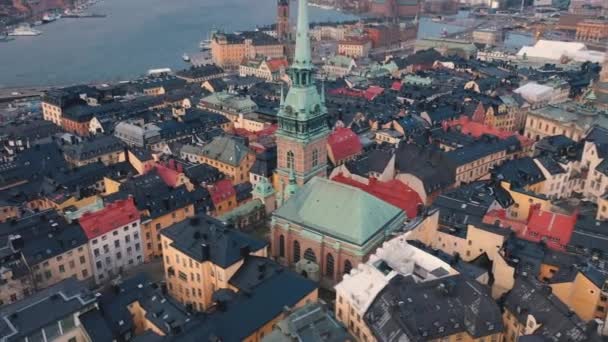 STOCKHOLM, SUÉCIA - FEVEREIRO, 2020: Vista aérea da catedral no centro da cidade velha de Estocolmo Gamla stan . — Vídeo de Stock