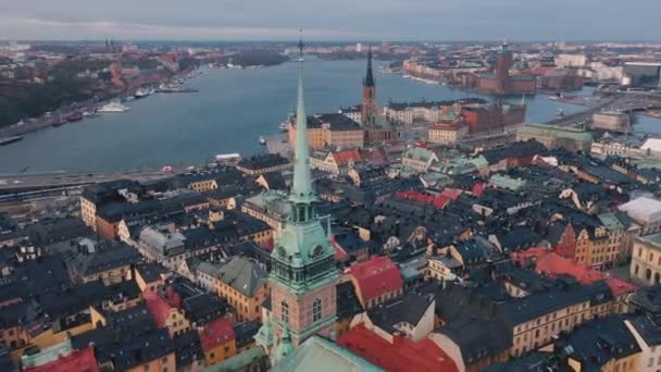 स्टॉकहोलम, स्वीडन फरवरी, 2020: स्टॉकहोम सिटी सेंटर गामाला स्टैन का हवाई दृश्य। पुराने शहर में इमारतों पर उड़ान भर रहा है . — स्टॉक वीडियो