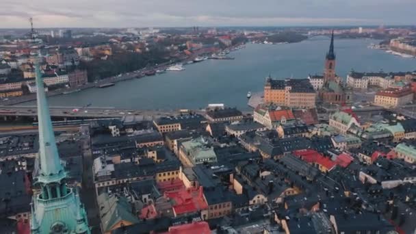 СТОКГОЛЬМ, ШВЕЦИЯ - ФЕБРУАРЯ, 2020: Вид с воздуха на центр Стокгольма Гамла стан. Летающие над зданиями в старом городе . — стоковое видео