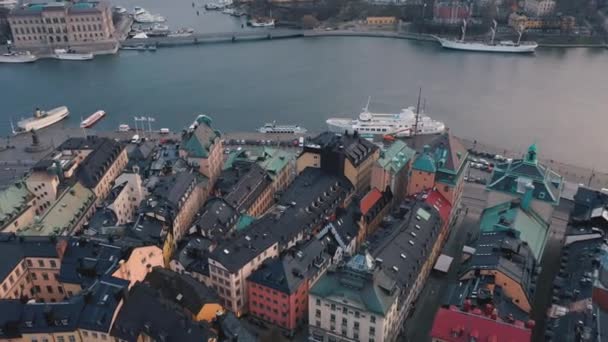 Stockholm, Zweden - februari 2020: Luchtfoto van Stockholm centrum Gamla stan. Vliegen over gebouwen in de oude stad. — Stockvideo