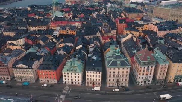 스톡홀름, 스웨덴 - 2 월 2020 년 2 월: 스톡홀름 도시 중심부의 항공 사진. 올드 타운의 건물 위를 날고 있는 비행기. — 비디오