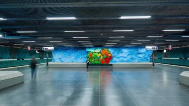 Stockholm, İsveç - Şubat 2020 Metro istasyonunun iç hatlarının zaman çizelgesi. Ulaşım ve turistik eğlence.