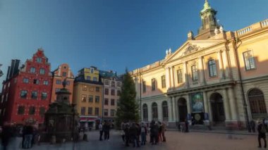Stockholm, İsveç - Şubat 2020: Güneşli bir günde Gamla Stan 'in eski kasabasındaki ünlü bir yerin zamanaşımı.