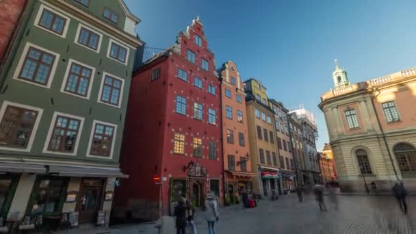 Stockholm, Svédország - Február, 2020: Timelapse of city famous place in old town in Gamla Stan at sunny day. — Stock videók