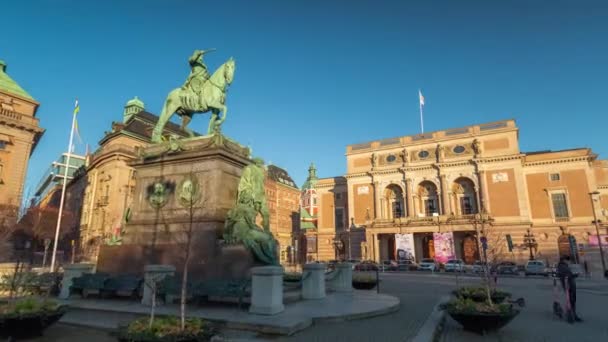 Stockholm, İsveç - Şubat 2020: Güneşli bir günde Gamla Stan 'in eski kasabasındaki ünlü bir yerin zamanaşımı. — Stok video