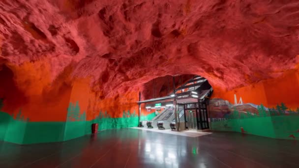 Stockholm, Svédország - Február, 2020: Timelapse metrómegálló belső tér. Közlekedési és turisztikai attrakció. — Stock videók