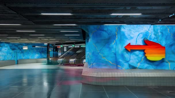 Стокгольм, Швеція - лютий 2020: Timelapse of metro subway station interior. Транспорт і туристична пам "ять. — стокове відео