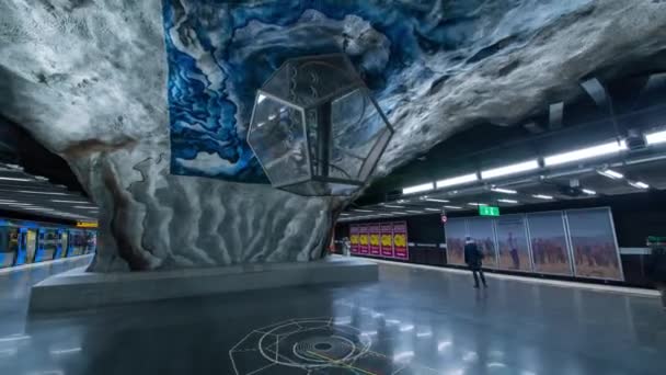 Sztokholm, Szwecja - luty, 2020: Timelapse stacji metra wnętrza. Transport i atrakcje turystyczne. — Wideo stockowe