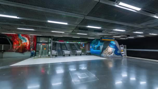 STOCKHOLM, SUÈDE - FÉVRIER 2020 : Timelapse de l'intérieur de la station de métro. Transport et attraction touristique . — Video