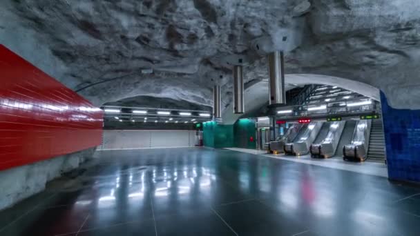 STOCCOLMA, SVEZIA - FEBBRAIO 2020: Timelapse degli interni della stazione della metropolitana. Trasporti e attrazione turistica . — Video Stock