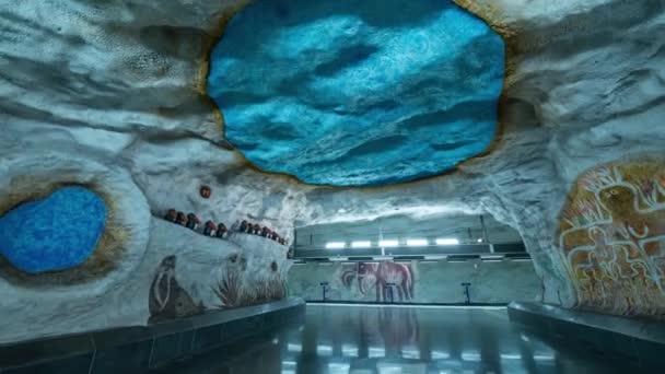 STOCKHOLM, SUECIA - FEBRERO, 2020: Timelapse del interior de la estación de metro. Transporte y atracción turística . — Vídeos de Stock