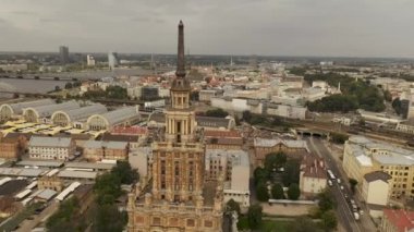 Riga, Letonya - Mayıs 2019: Letonya Bilim Akademisi binasının hava aracı görüntüsü, eski Riga ve nehir manzarası.