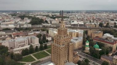 Riga, Letonya - Mayıs 2019: Letonya Bilim Akademisi binasının havadan görünüşü ve arka plandaki eski şehir merkezi.