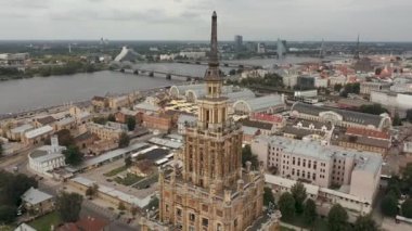 Riga, Letonya - Mayıs 2019: Letonya Bilim Akademisi binasının havadan görünüşü ve arka plandaki eski şehir merkezi.