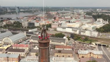 Riga, Letonya - Mayıs 2019: Bilim Akademisi 'nin kulesinin havadan görünüşü ve eski şehir merkezinin güzel manzarası.