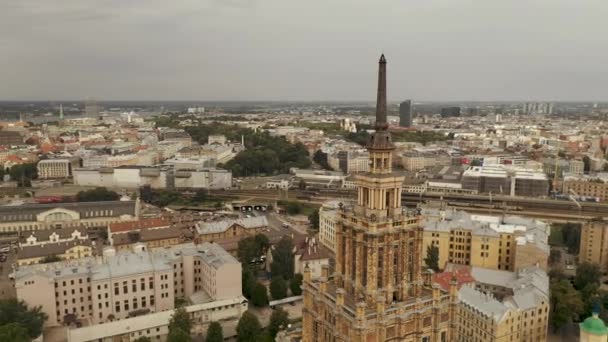 RIGA, LATVIA - MAIO, 2019: Vista aérea de drones do edifício da Academia de Ciências da Letónia, panorama da antiga Riga e do rio . — Vídeo de Stock