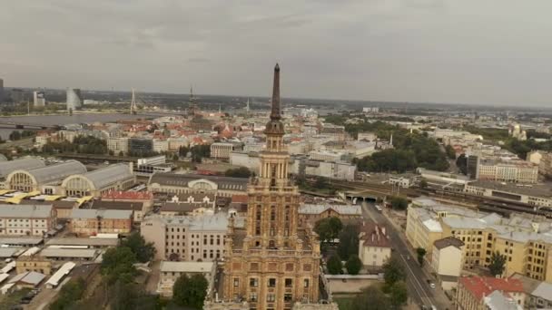 Riga, Letland - mei 2019: Luchtfoto van het Letse Academie van Wetenschappen gebouw, panorama van het oude Riga en de rivier. — Stockvideo