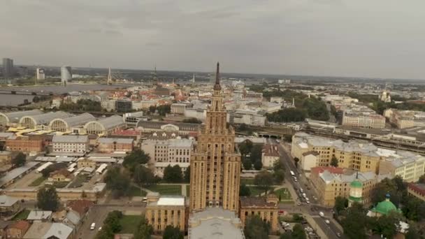 Riga, Letonya - Mayıs 2019: Letonya Bilim Akademisi binasının hava aracı görüntüsü, eski Riga ve nehir manzarası. — Stok video