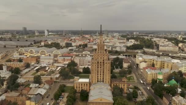 Riga, Lotyšsko - květen, 2019: Letecký pohled na budovu Lotyšské akademie věd, panorama staré Rigy a řeky. — Stock video