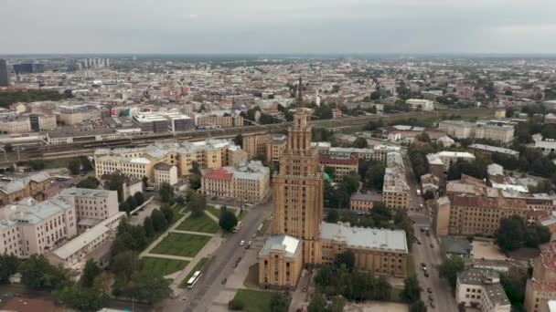 Riga, Letonya - Mayıs 2019: Letonya Bilim Akademisi binasının ve Riga 'nın siluetinin insansız hava aracı görüntüsü. — Stok video