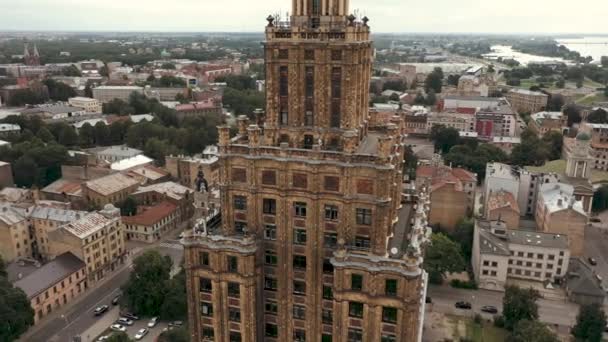 RIGA, Letonia - MAYO 2019: Vista aérea del edificio de la Academia de Ciencias de Letonia con miradores y paisajes de la ciudad . — Vídeos de Stock