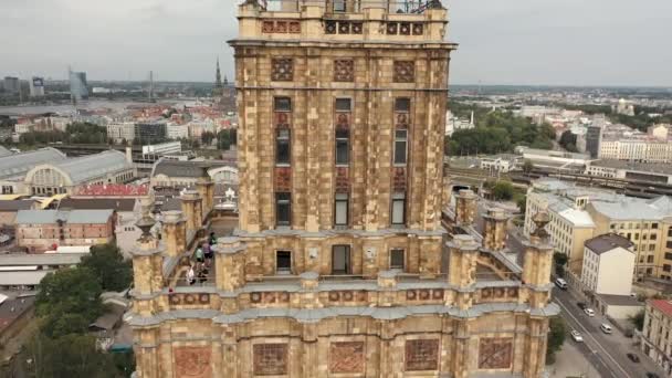 Riga, Lettland - maj 2019: Flygfoto över tornet på Lettlands vetenskapsakademi i all dess glans. — Stockvideo