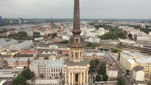 Riga, Lettország - 2019. május: Aerial drone view of the tower of the Latvian Academy of Sciences building in all glory. — Stock videók