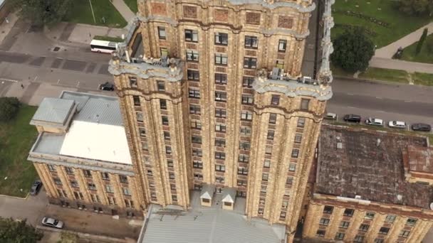 Riga, Lettország - 2019. május: Aerial drone view of Latvian Academy of Sciences building with viewpoints and city landscapes. — Stock videók