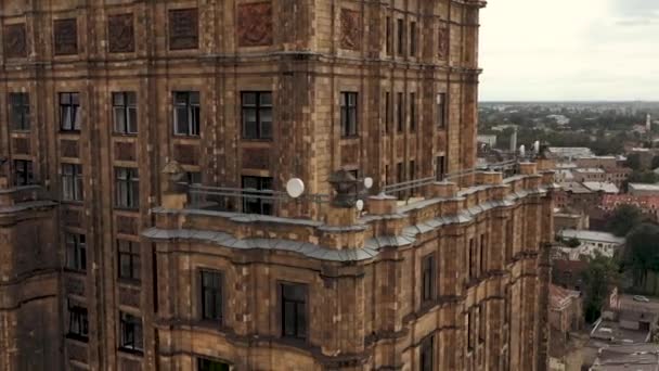 RIGA, LATVIA - MAY, 2019: Aerial drone view of Latvian Academy of Sciences building with viewpoints and city landscapes. — Stock Video