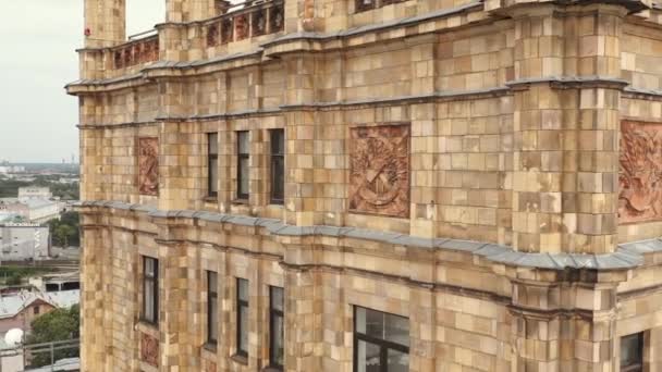 Riga, Lettland - Maj, 2019: Flygdrönare syn på monumental byggnad av Vetenskapsakademien - hammare och skära. — Stockvideo