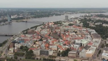 Riga, Letonya - Mayıs 2019: Riga 'nın tarihi görüntülerinin, katedral örümceklerinin ve nehir üzerindeki köprünün insansız hava aracı görüntüsü.