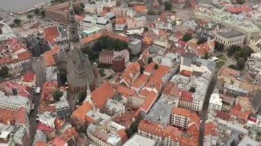 Riga, Letonya - Mayıs 2019: St. Peters katedrali tarafından eski Riga kasabasının insansız hava aracı görüntüsü.