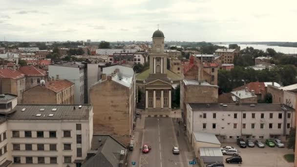 Riga, Letonya - Mayıs 2019: Bilim Akademisi yakınlarındaki küçük göze çarpmayan Lüteriyen kilisesinin hava manzarası. — Stok video