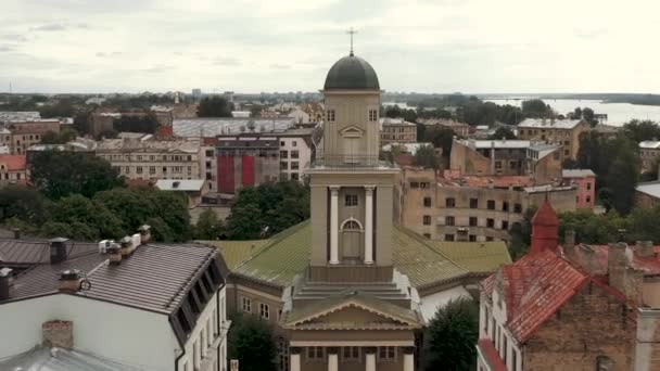 Riga, Lettland - maj 2019: Flygfoto över den lilla diskreta lutherska kyrkan nära Vetenskapsakademien. — Stockvideo