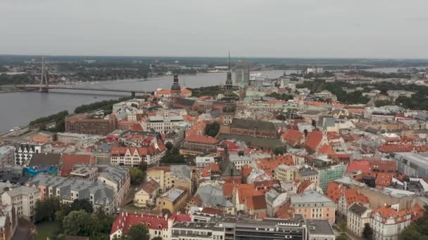 Riga, Lotyšsko - květen, 2019: Letecký pohled na historické památky Rigy, katedrály a most přes řeku. — Stock video