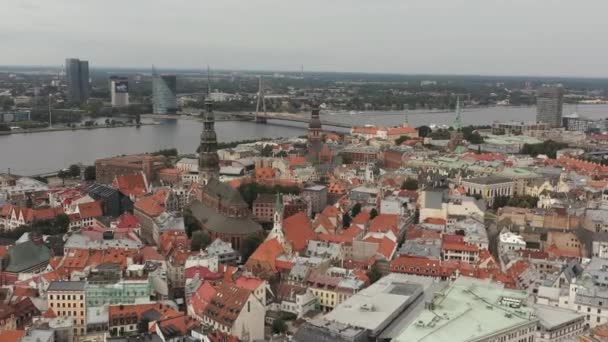 Ryga, Łotwa - maj 2019: Widok z lotu ptaka na historyczne zabytki Rygi, katedralne spiry i most przez rzekę. — Wideo stockowe
