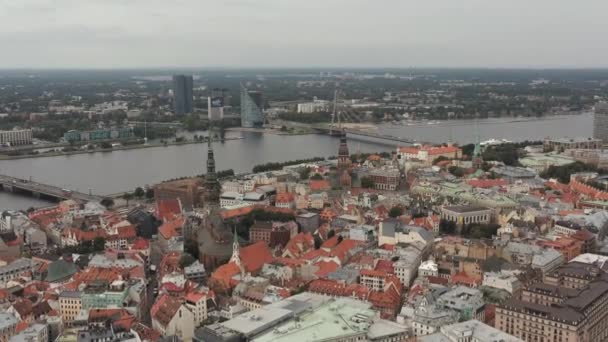 Ρίγα, Λετονία - Μάιος, 2019: Αεροφωτογραφία κηφήνας των ιστορικών αξιοθέατων της Ρίγας, καθεδρικούς πύργους και γέφυρα κατά μήκος του ποταμού. — Αρχείο Βίντεο
