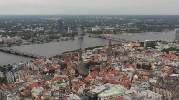 RIGA, LATVIA - MAYO 2019: Vista aérea de los lugares de interés histórico de Riga, los picos de la catedral y el puente sobre el río . — Vídeos de Stock