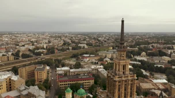 RIGA, LATVIA - MAIO, 2019: Vista aérea do drone da torre do edifício da Academia de Ciências da Letônia e paisagens da cidade . — Vídeo de Stock
