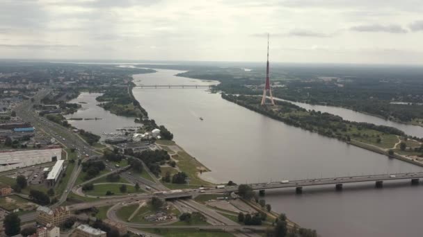 RIGA, Letonia - MAYO de 2019: Vista panorámica aérea de la torre de televisión de Riga, el edificio más alto de la Unión Europea . — Vídeos de Stock