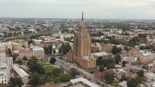 Riga, Lettország - 2019. május: Légi felvétel a Lett Tudományos Akadémia épületéről komor időben. — Stock videók