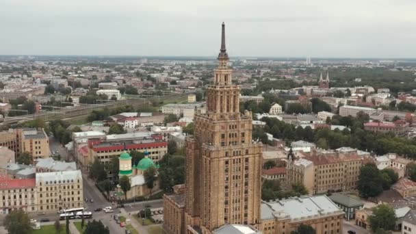 RIGA, LATVIA - MAIO, 2019: Vista aérea de drones do edifício da Academia de Ciências da Letónia em clima sombrio . — Vídeo de Stock