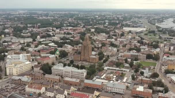 РИГА, ЛАТВИЯ - МАЙ, 2019: Видеосъемка здания Латвийской академии наук и городского пейзажа Риги . — стоковое видео