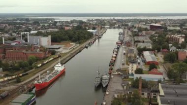 Liepaja, Letonya - Temmuz 2019: Liepaja 'daki Baltık Denizi kıyısındaki nehir kanalındaki balıkçı gemilerinin hava manzarası.