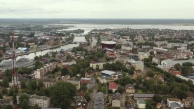 Liepaja, Letonya - Temmuz 2019: Baltık Denizi 'nin Liepaja, konser salonu ve nehir kanalının insansız hava aracı görüntüsü.