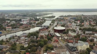 Liepaja, Letonya - Temmuz 2019: Baltık Denizi 'nin Liepaja, konser salonu ve nehir kanalının insansız hava aracı görüntüsü.