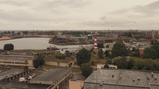 Liepaja, Letonya - Temmuz 2019: Liepaja sanayi bölgesindeki deniz fenerinin havadan görünüşü ve liman manzarası. — Stok video