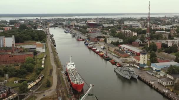 LIEPAJA, LETTONIA - LUGLIO 2019: Veduta panoramica aerea delle navi da pesca sul canale fluviale sul Mar Baltico a Liepaja . — Video Stock