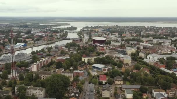 ЛИЕПАЯ, ЛАТВИЯ - ИЮЛЬ, 2019: Вид с воздуха на Лиепайский городской пейзаж, концертный зал и речной канал Балтийского моря . — стоковое видео