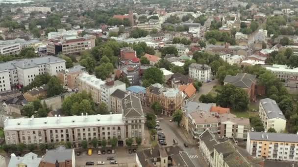 ラトビアのLiepaja,ラトビア- 2019年7月:上からLiepajaの居心地の良い街並みの空中パノラマビュー. — ストック動画